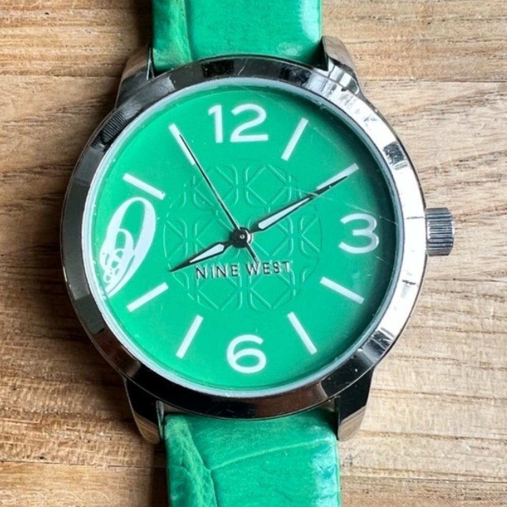 Nine West ladies green silver tone fashion watch NEW BATTERY